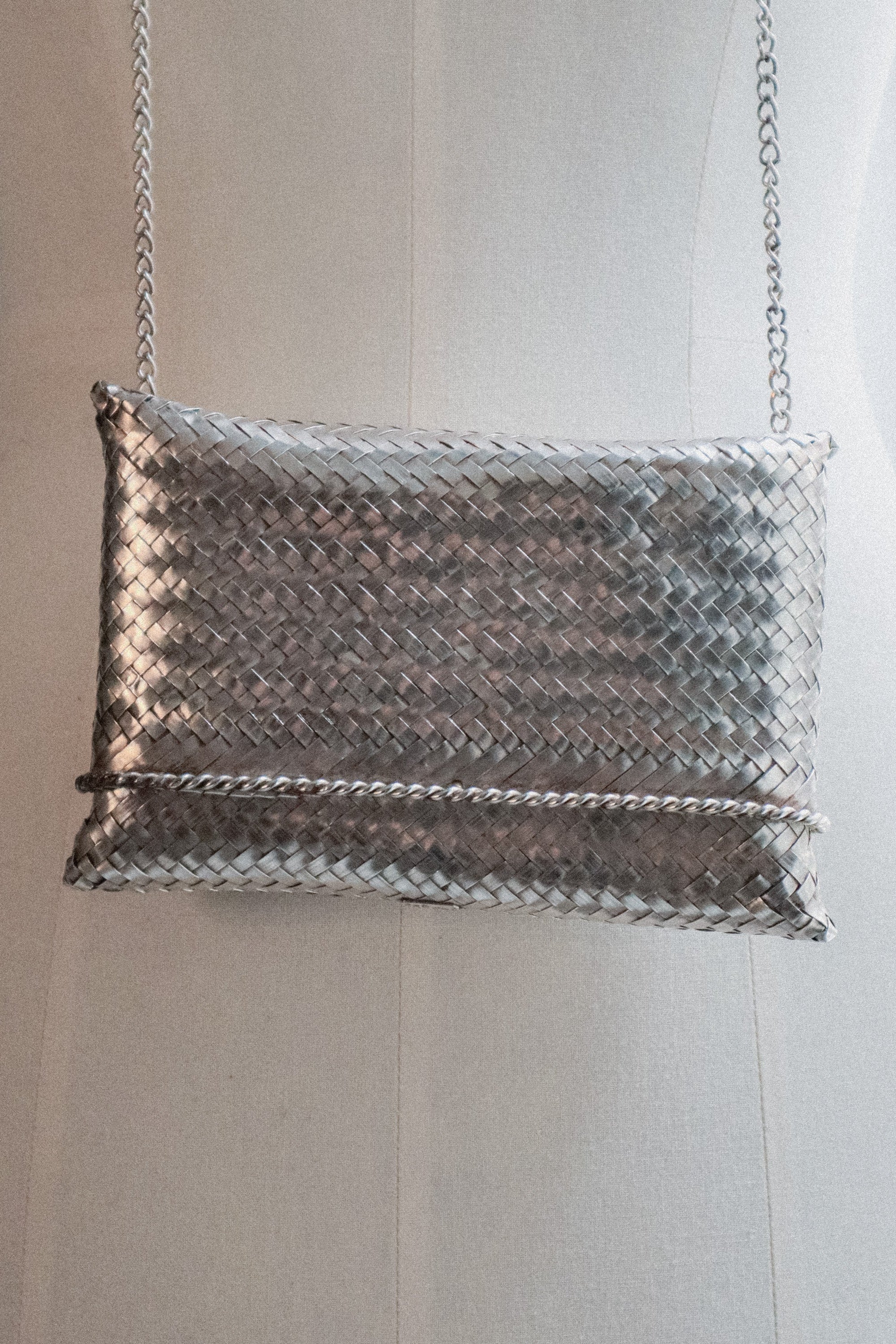 Vintage Mexican Taxco silver evening bag with traditional woven design and chain strap. Artisan silversmith piece in very good condition.