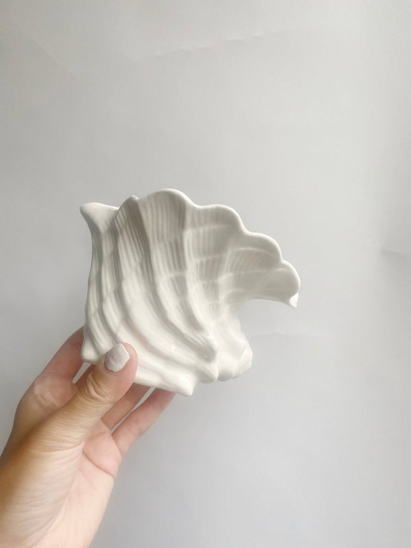 Ceramic medium white shell vase - WILDE
