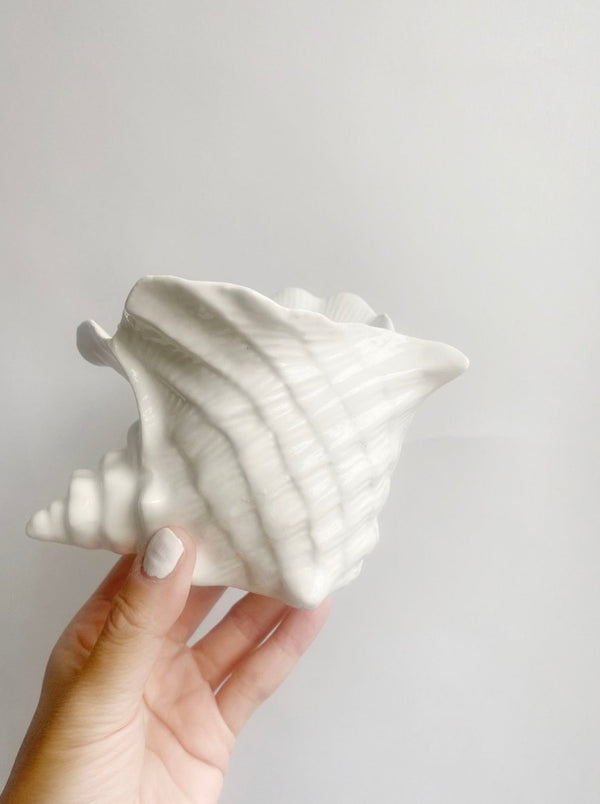 Ceramic medium white shell vase - WILDE