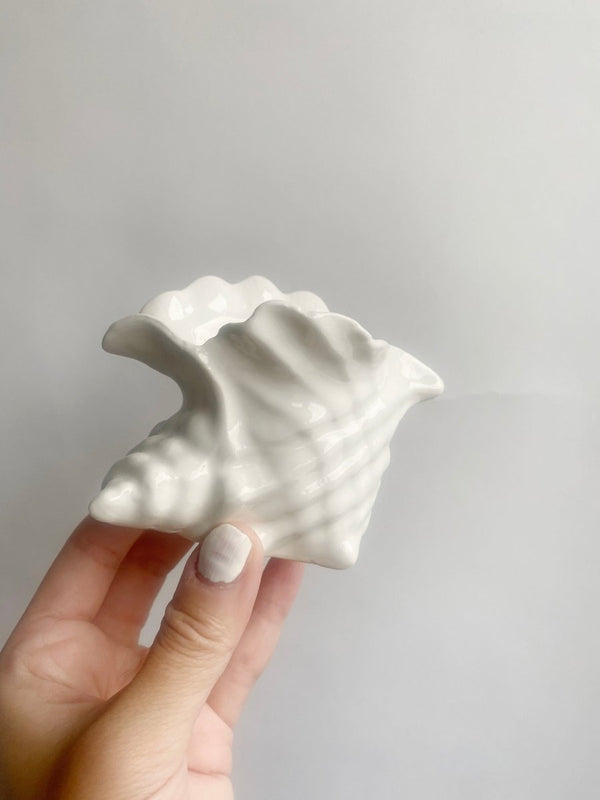 Ceramic small white shell vase - WILDE