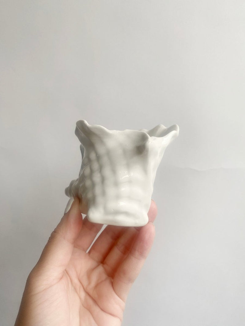 Ceramic small white shell vase - WILDE