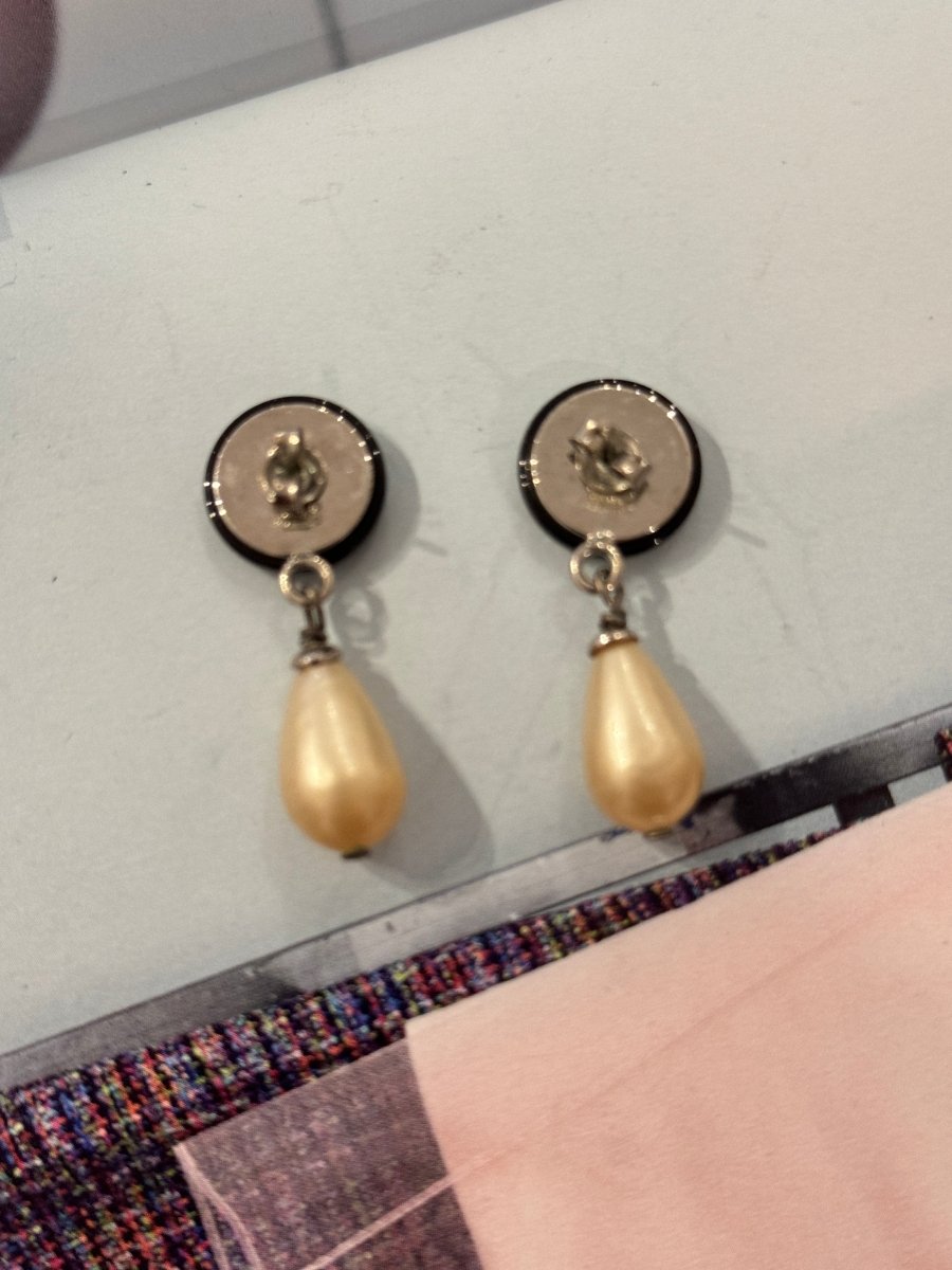 Chanel pearl earrings - WILDE