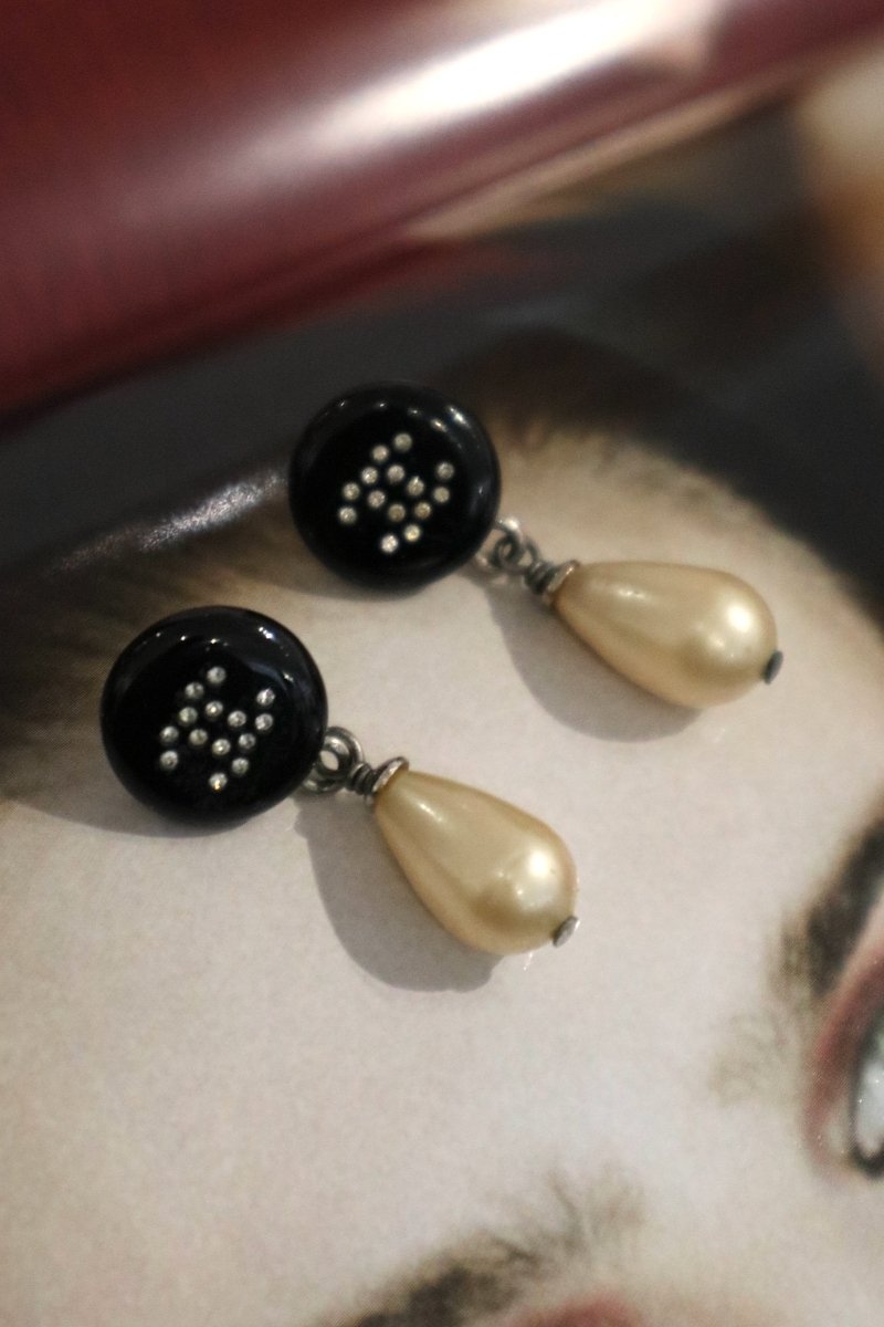 Chanel pearl earrings - WILDE